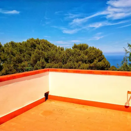 Torre Alpicella Home, A Scenic Escape! 別荘