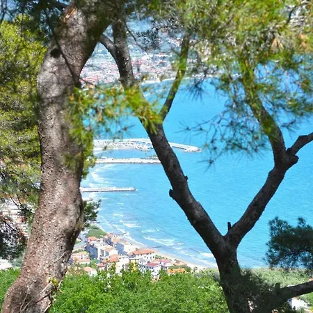 別荘 Torre Alpicella Home, A Scenic Escape!